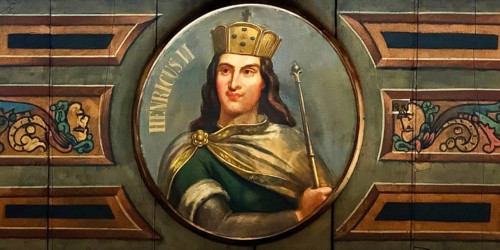 The wooden ceiling of the Upper Town Hall is painted with medallions of German emperors and kings,