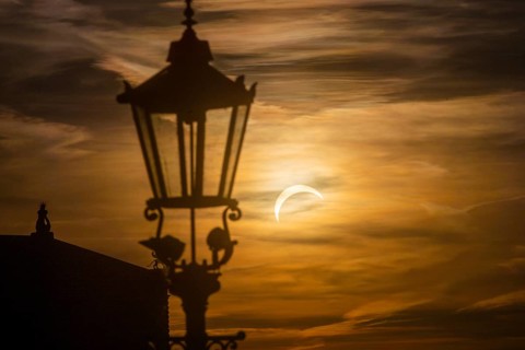 The 2026 solar eclipse in Dresden on Brühl's Terrace was watched by numerous onlookers. Here is the