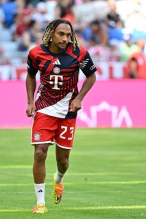 Sacha Boey, FC Bayern Munich (FCB) (23) – Warm-up, training, football, Telekom Cup, Allianz Arena,