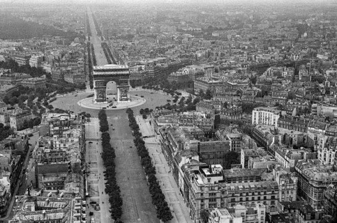 Historische Luftaufnahme vom Arc de Triomphe mit Champs Elysee in Paris, Frankreich, 1940,