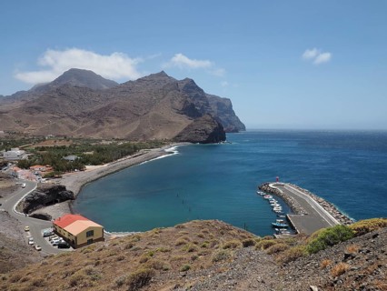 Coastal port with docks and boats against a mountain backdrop, La Aldea de San Nicolas, Gran