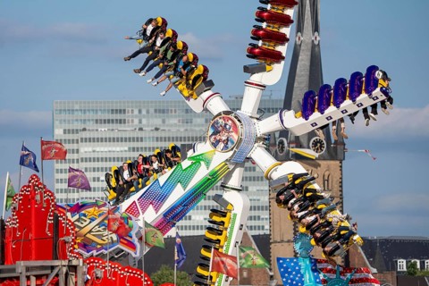 Rheinkirmes in den Rheinwiesen in Düsseldorf-Oberkassel, Top Scan, Hoch-Rundfahrgeschäft Skater,