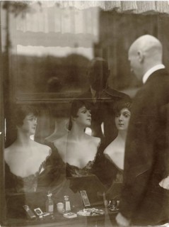 Berlin, hairdressing shop, twenties, A man looks at a shop window with mannequins reflecting in the