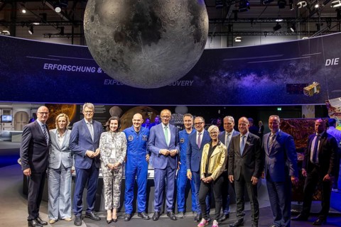 Group photo in the Space Pavilion, featuring Alexander Gerst (German astronaut), Friedrich Merz and