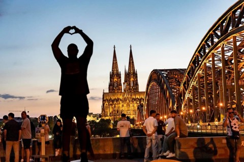View of Cologne Cathedral, from Kennedy Ufer, in Cologne-Deutz, passers-by, tourists, after sunset,
