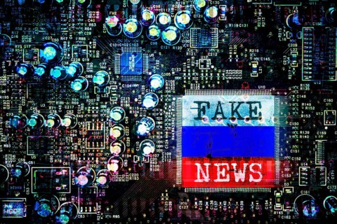 Flag of Russia and fake news lettering on computer board, photo montage +++ editorial use only