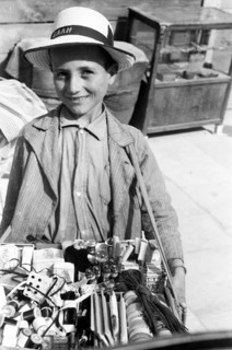 Historische Luftaufnahme, Gesichter des zweiten Weltkrieges.Kind mit Bauchladen im Sommer 1942 in