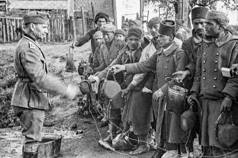 Historische Luftaufnahme Deutscher Soldat versorgt Französische Kriegsgefangene mit Trinkwasser in