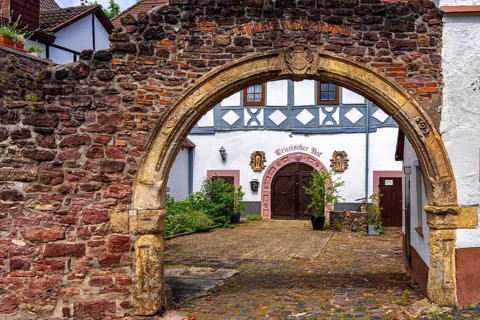 The Trierische Hof in Dreieichenhain, Alter Burgmannenhof of the Lords of Heusenstamm and Solms,