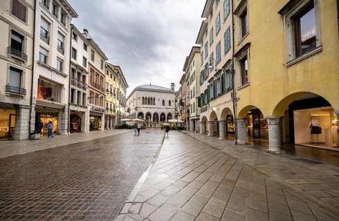 Main street Via Mercatovecchio, behind Loggia del Lionello, old town, Udine, Friuli-Venezia Giulia,