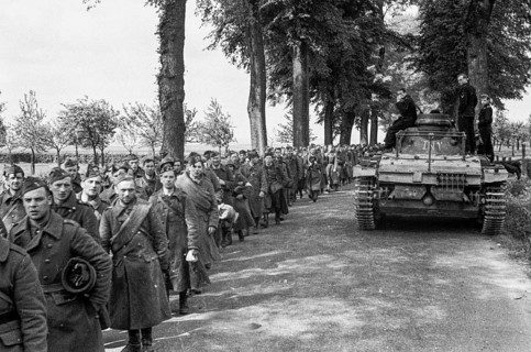 Historische Luftaufnahme Kolonne französischer Kriegsgefangener in der Nähe von Amiens, Frankreich,
