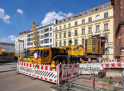 Mobi Hub, heavy construction machine with special technology setting up a crane in the narrow