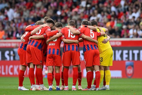 Team building, circle of the team in front of the start of the game 1. FC Heidenheim, Bundesliga,