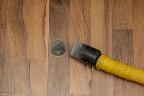Core drilling in laminate flooring for screed insulation layer drying after water damage due to a