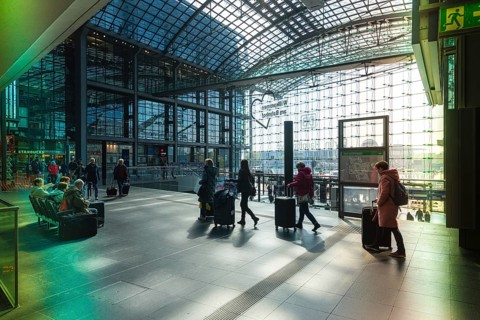 Everyday scenes, travelers and railway employees as well as the interior design, signs, signposts