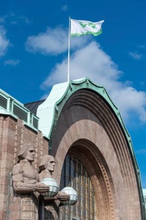 Steinmänner oder Kivimiehet, Männer mit Globus, by Emil Wikström, entrance to Helsinki Central