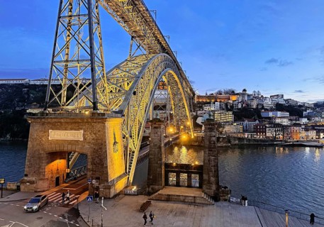 Illuminated arch bridge Ponte Dom Luis I designed by Théophile Seyrig, looking towards Vila Nova de