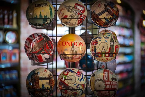Plate, painted, sights, souvenir shop, souvenirs, Kensington, London, England, Great Britain, Great