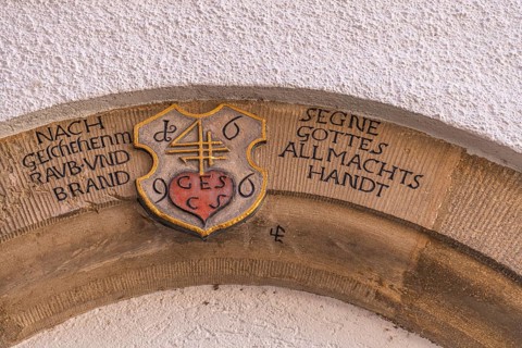 Schroll house brand on the arched portal with house blessing from 1696, Marktstraße pedestrian zone