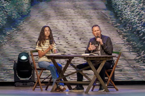 Ayla (13), winner of the 2025 reading competition, and Sebastian Fitzek at the 20th-anniversary