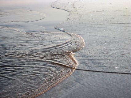 Wavy ripples and lines, opposite water flows, incoming wave, outgoing water, arc-shaped,