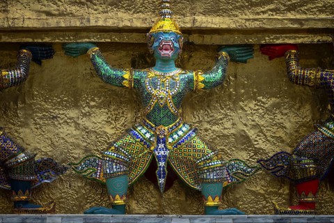 A row of giants supporting a chedi (all the giants surrounding the chedi are figures from the