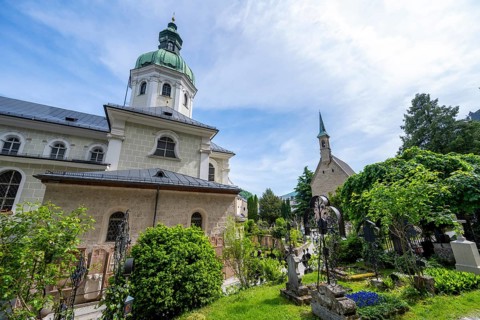 Graves at St. Peter Cemetery with St. Peter Collegiate Church and St. Margaret Chapel, Old Town,