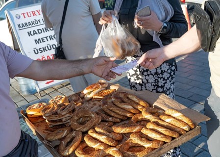 Istanbul, Turkey. June 6th 2026. A customer paying for a Simit with a 200 Lira note. Simit is a