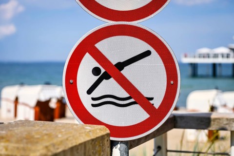 Jumping from the pier prohibited, prohibition sign on the Seeschlösschenbrücke in Timmendorfer