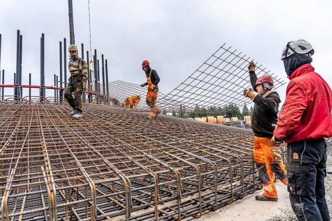 Assembly of reinforcing steel for the reinforced concrete foundation of a wind turbine, a mesh of