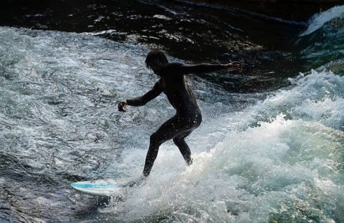 Surfer, surfer with surfboard, surfing in the Eisbach wave, river wave, Eisbach, Isar, English