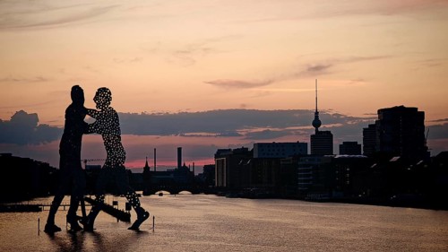 Molecule man, molecule men, sculpture, figures in the water of the Spree against an impressive