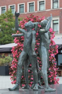 Klenkes memorial sculpture by Hubert Löneke 1970, Aachen greeting with the little finger of the