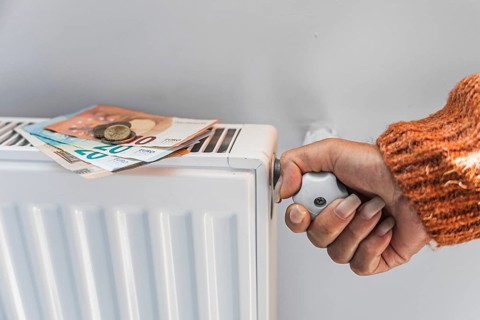 Regulation control of the heating temperature on the battery in the room, female hand and money
