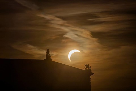 The 2026 solar eclipse in Dresden on Brühl's Terrace was watched by numerous onlookers. Here is the