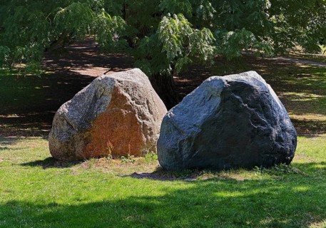 Two boulders in the park on Osterdeich, art in public space with the title Dialog 1 by Peter-Jörg