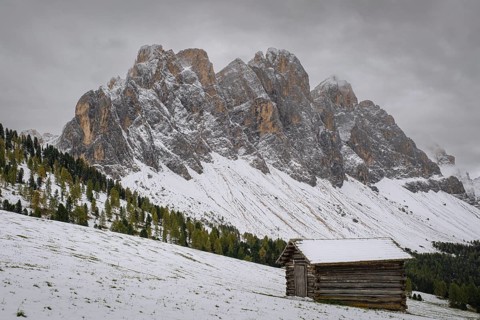 View of a part of the Geisler group from the Gampenwiese, in the foreground an alpine hut,