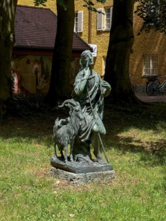 Yellow residential buildings, courtyard, bronze figure, borstei, heritage-protected housing estate,