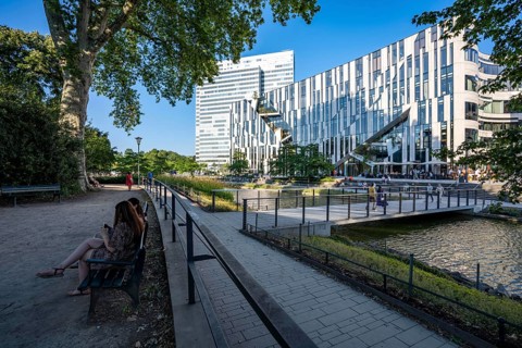 Kö-Bogen, building complex with offices, shops and restaurants, partly green façade, at Hofgarten