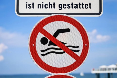 Swimming prohibited at the pier, prohibition sign at the Seeschlösschenbrücke in Timmendorfer