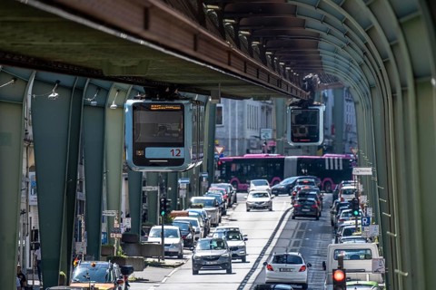 City traffic, in Wuppertal-Vohwinkel, Kaiserstraße, the Wuppertal suspension railway runs above