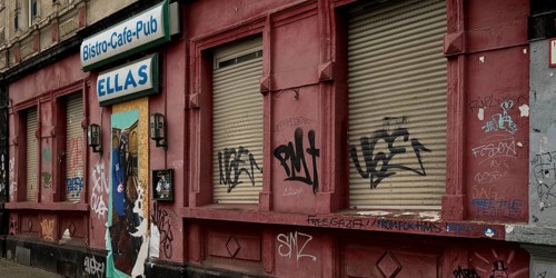 Decaying façade smeared with graffiti, scrap property in a difficult district, Gelsenkirchen, Ruhr