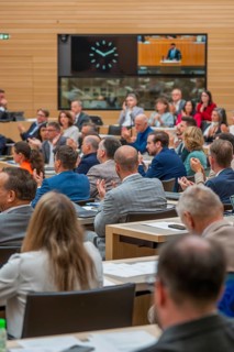 Session with applauding audience and a big clock on the wall, Parliament of Baden-Württemberg,