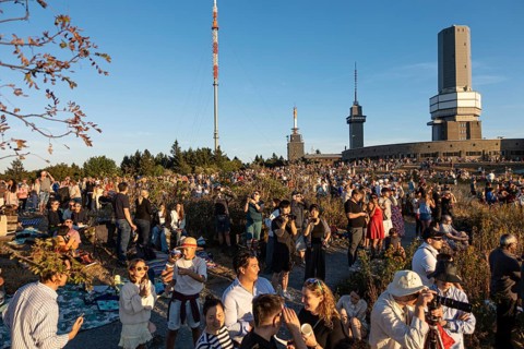 Numerous people gathered on the summit plateau of Großer Feldberg in the Taunus region on 12.08