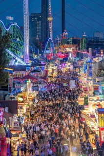 Rhine fair in the Rheinwiesen in Düsseldorf-Oberkassel, rides, fairground stands, full aisles, lots