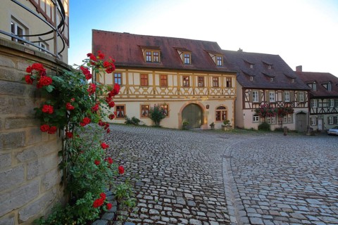 Timbered house built in 1623, rose hedge with red roses, salt market, Königsberg in Bavaria,