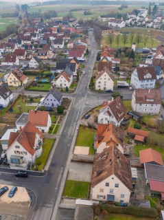 Compact residential area with well-organised rows of houses and gardens in a quiet neighbourhood,