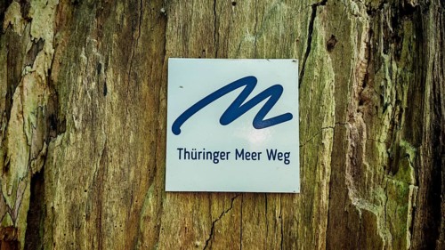 A sign with the inscription 'Thüringer Meer Weg' on a tree, Thüringer Schiefergebirge Obere Saale