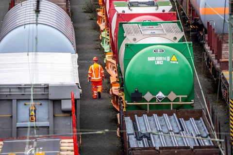 Shunters, check the assembled freight cars at the Hagen-Vorhalle marshalling yard, is one of the 9