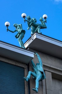 Figures on the roof and on the façade of the Dille & Kamille department store, formerly a theatre,